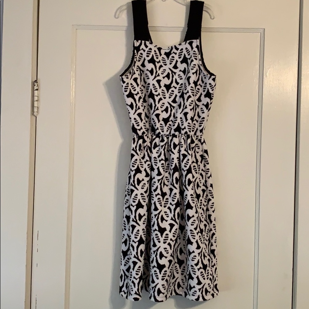 Black and White Dress - Picture 4 of 5